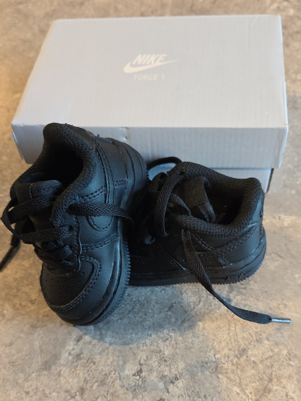 (J54) Nike Kids Black Low-Top Sneakers